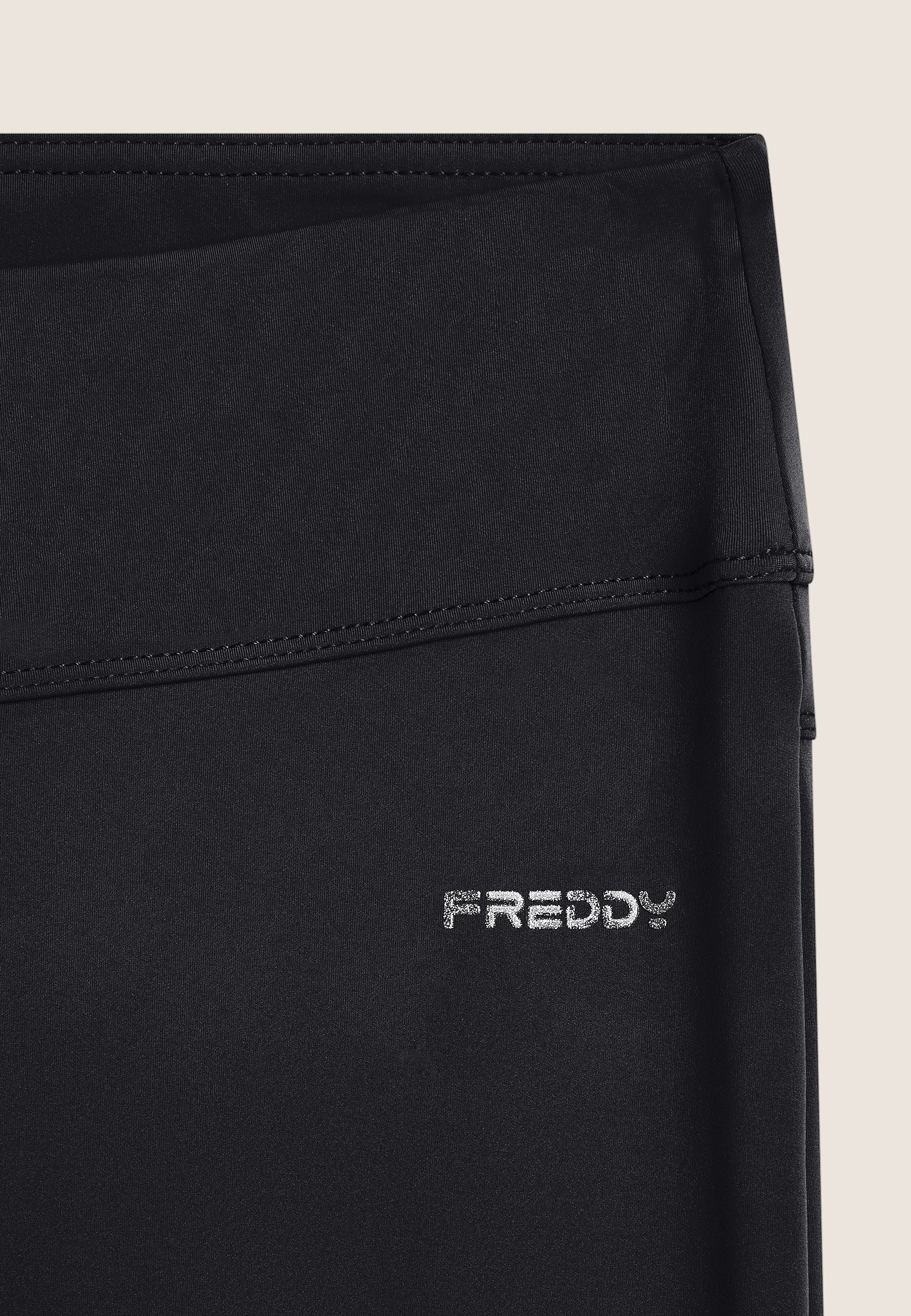Freddy N.O.W.® legíny v délce ke kotníkům se středním pasem z funkčního D.I.W.O.® nylonového materiálu v černé barvě