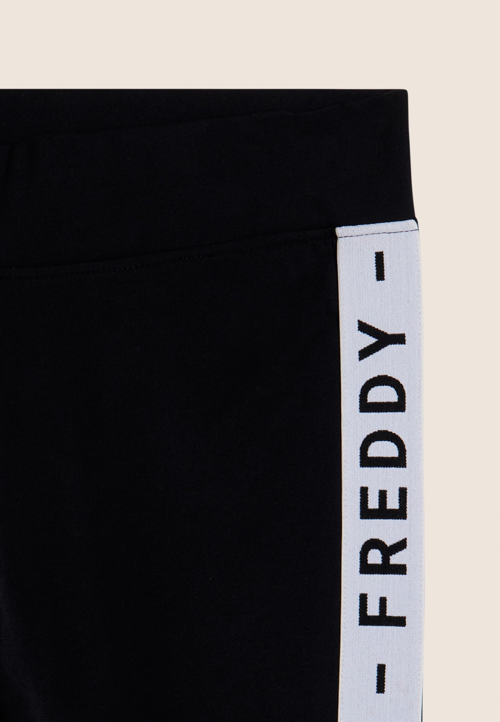 Freddy Legíny s bočními pruhy a nápisem FREDDY MST v černé barvě, bílý pruh