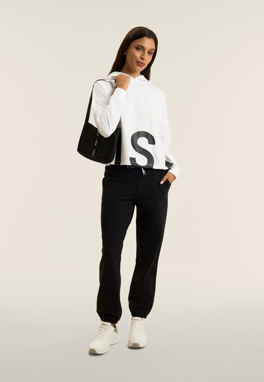 Oversize cropped mikina s kapucí a potiskem MST v bílé barvě