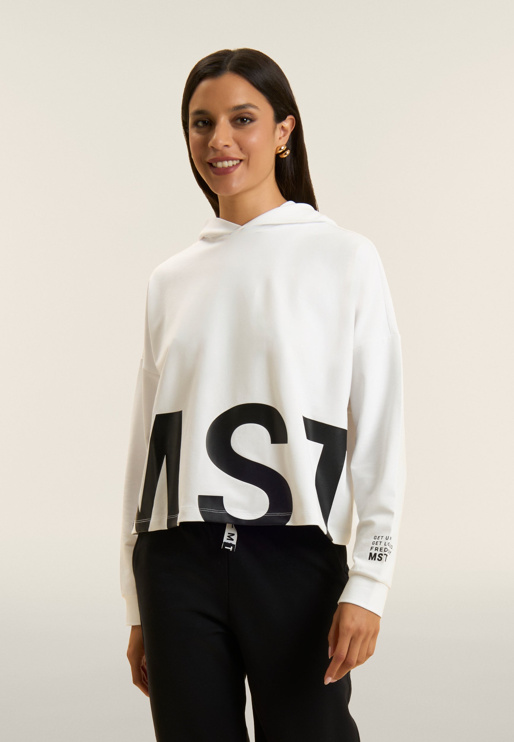 Oversize cropped mikina s kapucí a potiskem MST v bílé barvě