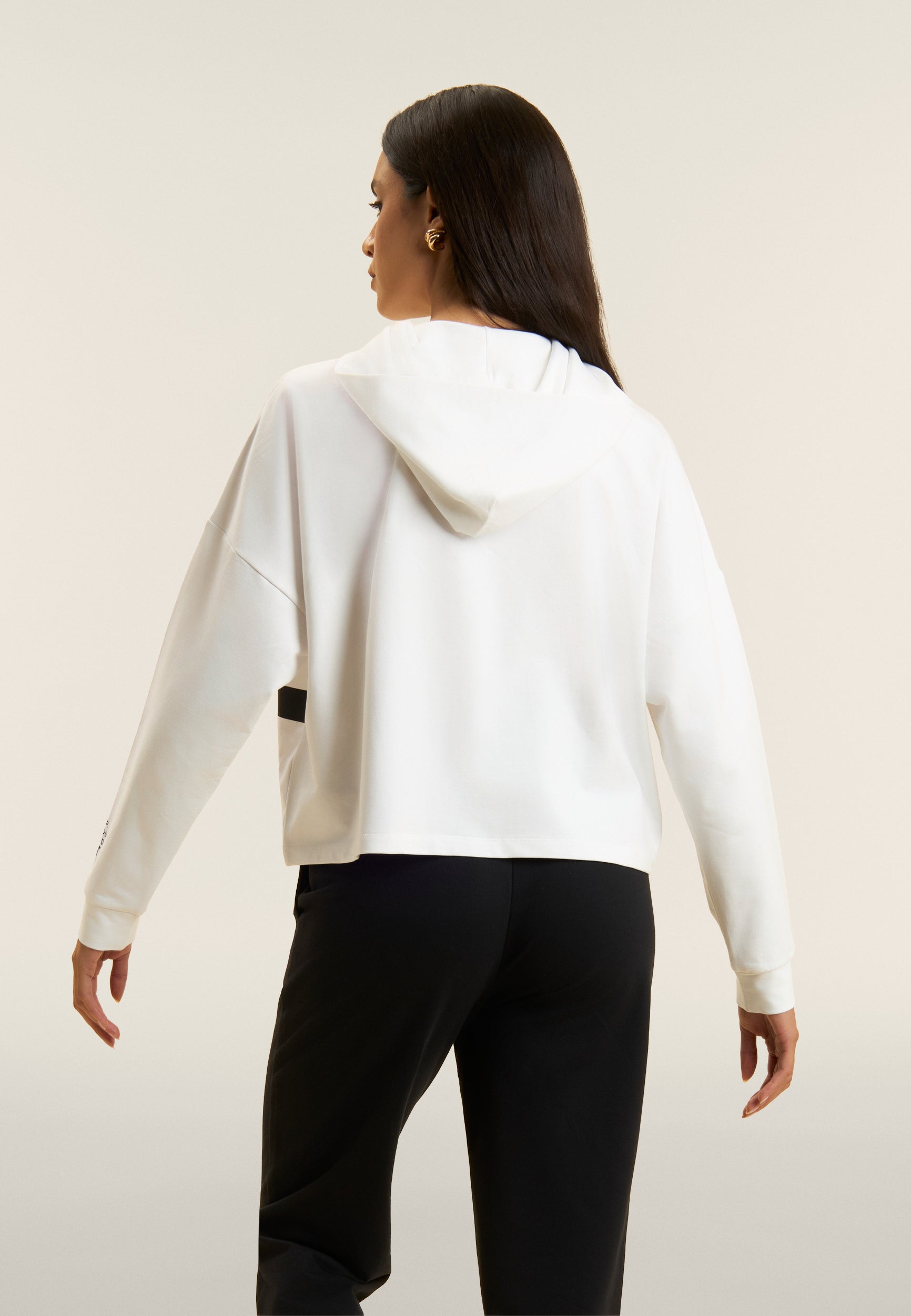 Oversize cropped mikina s kapucí a potiskem MST v bílé barvě