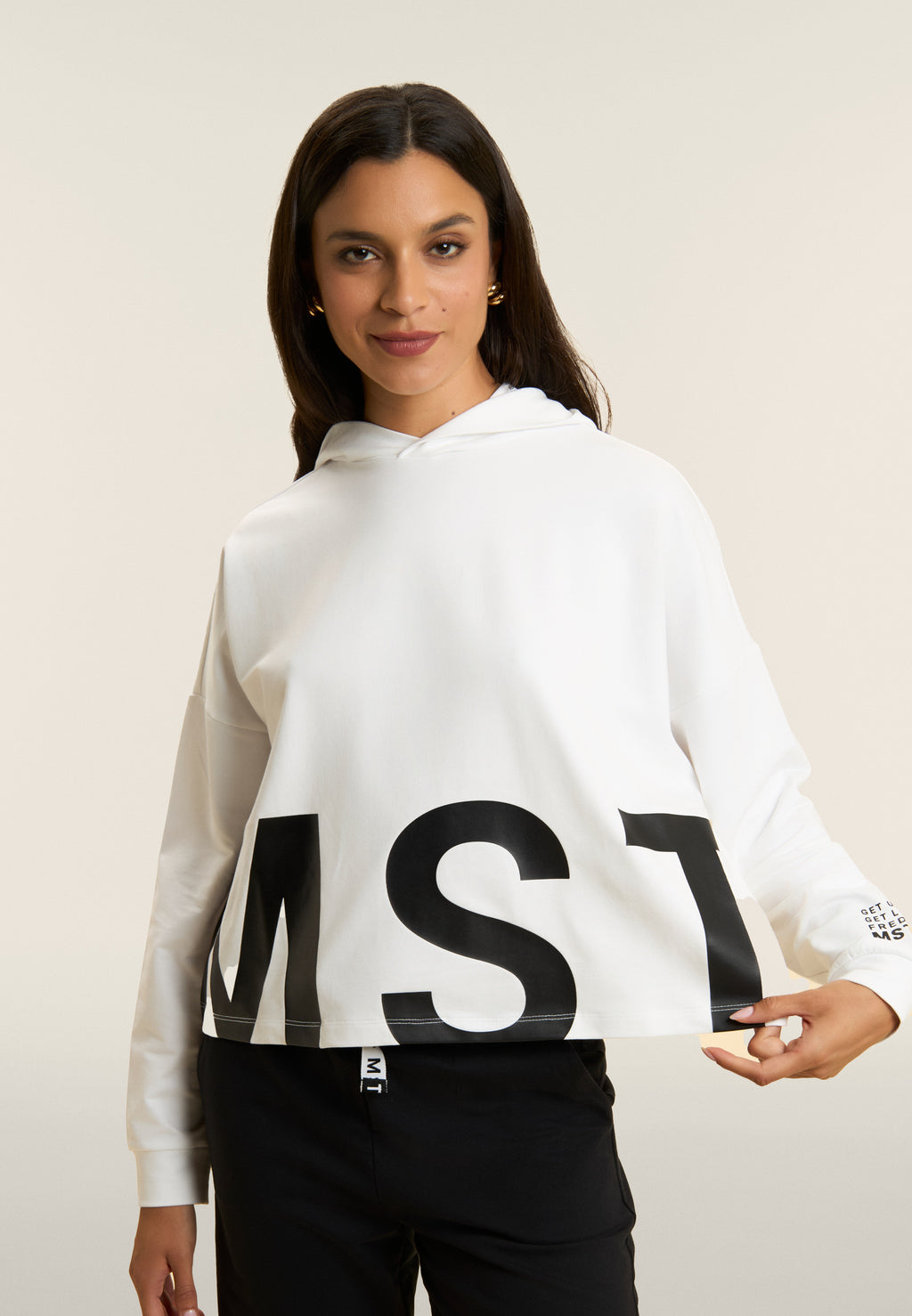 Oversize cropped mikina s kapucí a potiskem MST v bílé barvě