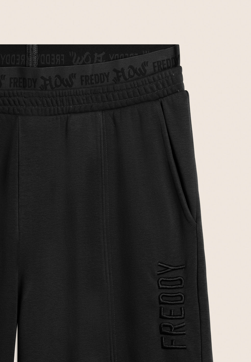 Oversize sportovní kalhoty Freddy s grafikou „FREDDY FLOW“ v černé barvě