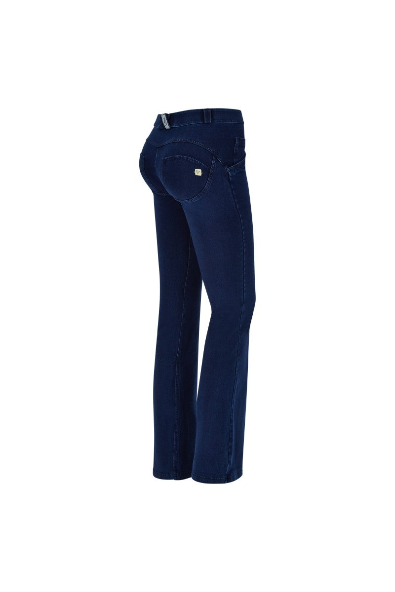 WR.UP® push-up jeggings s normálním pasem a rozšířenými nohavicemi z ekologického materiálu v modré barvě s modrým švem
