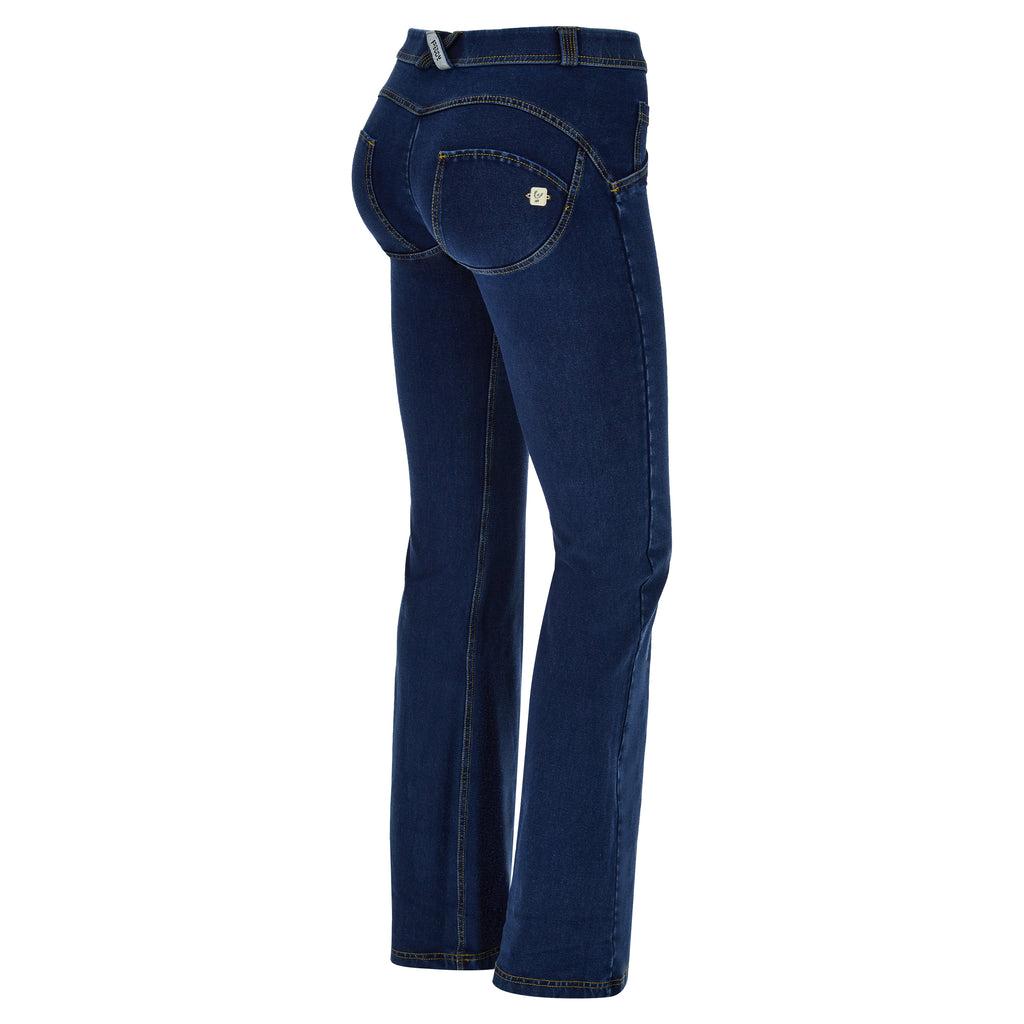 WR.UP® push-up jeggings s normálním pasem a rozšířenými nohavicemi z ekologického materiálu v tmavě modré, žlutý šev