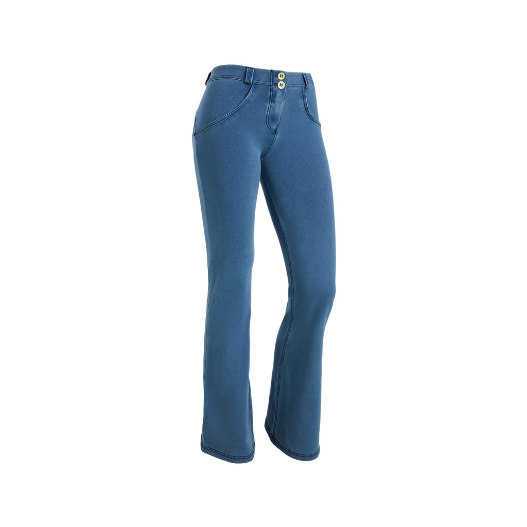 WR.UP® push-up jeggings s normálním pasem a rozšířenými nohavicemi z ekologického materiálu ve světle modré barvě
