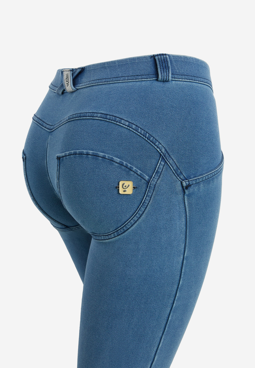 WR.UP® push-up jeggings s normálním pasem a rozšířenými nohavicemi z ekologického materiálu ve světle modré barvě