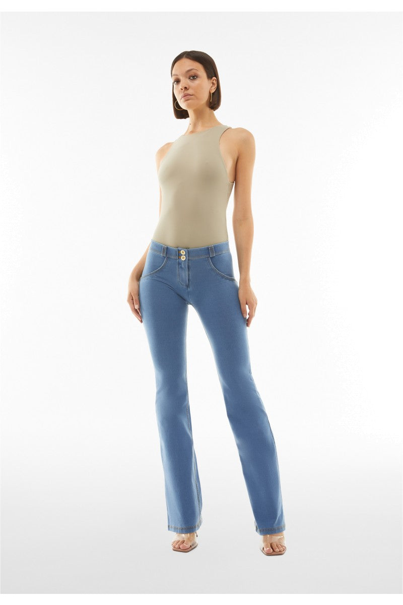 WR.UP® push-up jeggings s normálním pasem a rozšířenými nohavicemi z ekologického materiálu v modré barvě s modrým švem