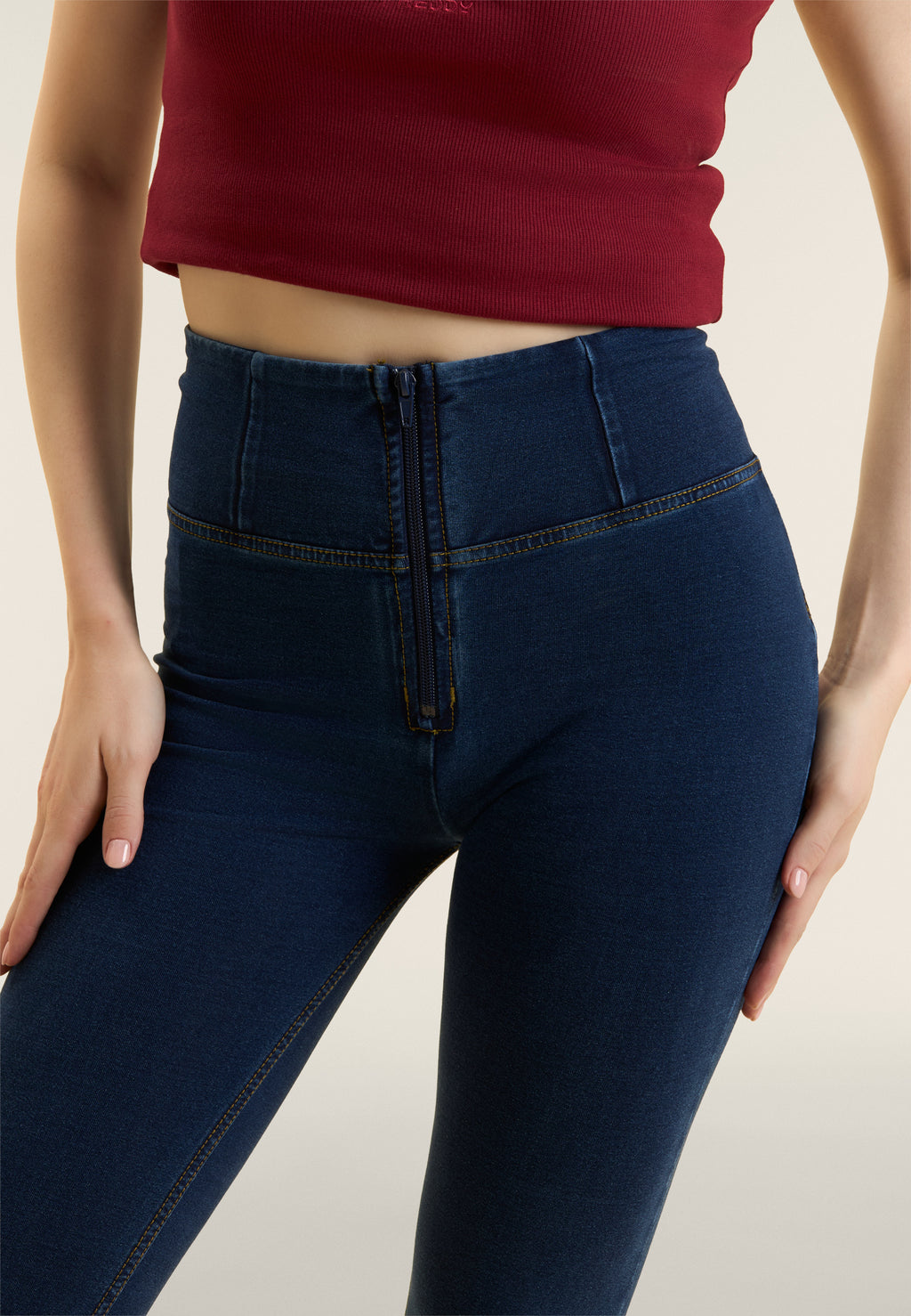 WR.UP® kalhoty s vysokým pasem a úzkým střihem (skinny) z pružného denimu v tmavě modré barvě, modrý šev