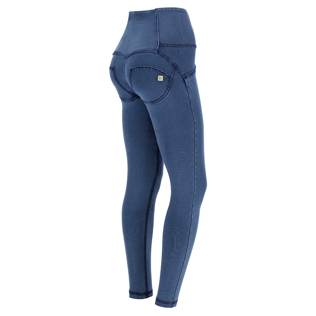 Freddy kalhoty WR.UP ® v džínově světle modré barvě, modré švy, vysoký pas, superskinny střih, 7/8 délka, denim žerzej