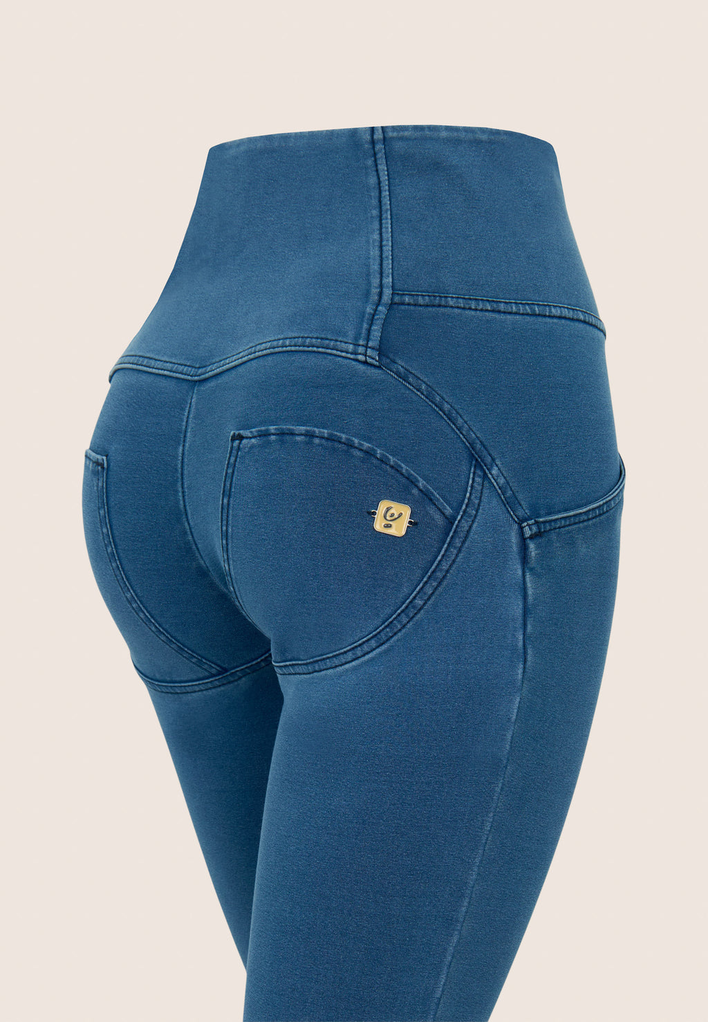 Freddy kalhoty WR.UP ® v džínově světle modré barvě, modré švy, vysoký pas, superskinny střih, 7/8 délka, denim žerzej