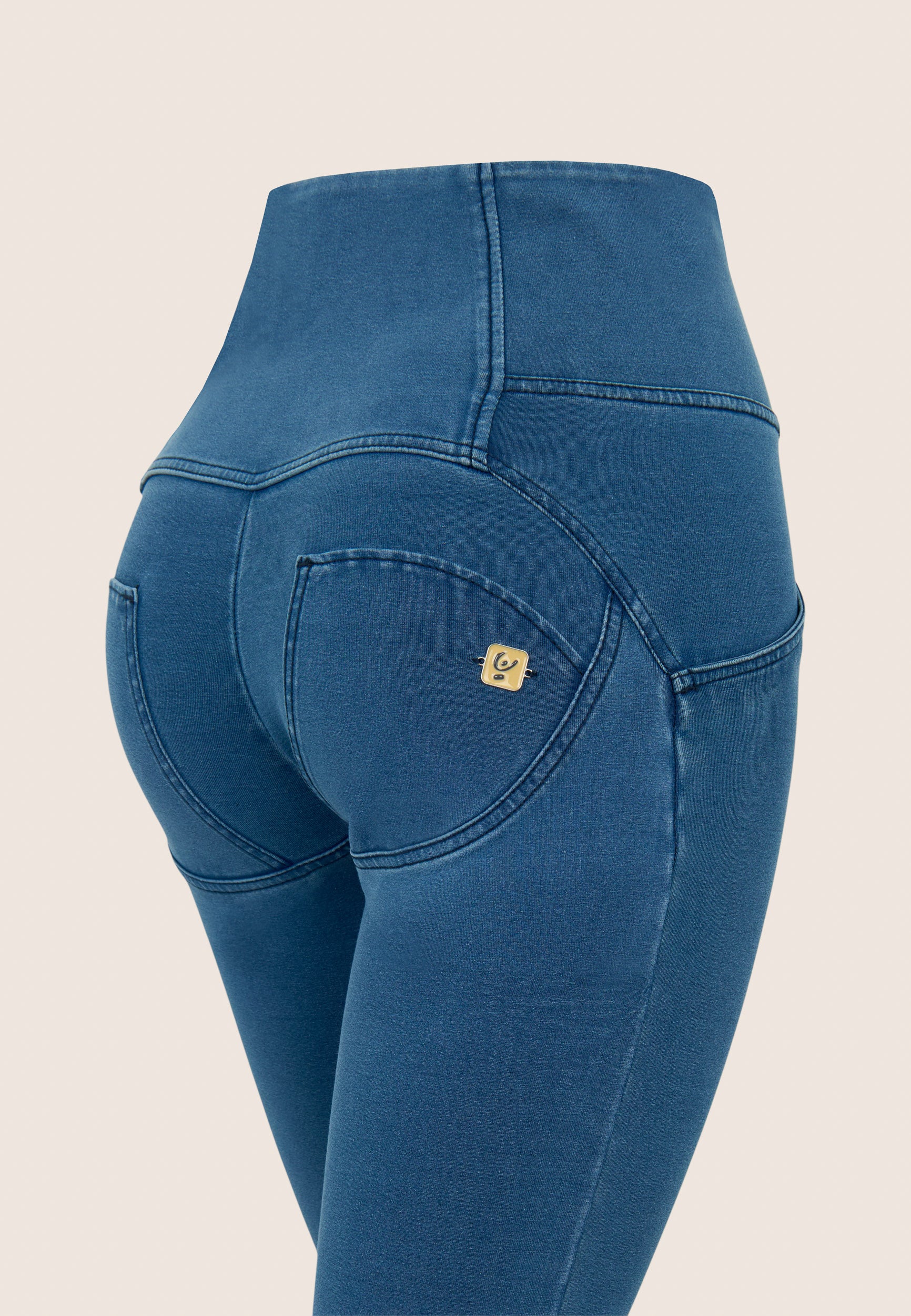 Freddy kalhoty WR.UP ® v džínově světle modré barvě, modré švy, vysoký pas, superskinny střih, 7/8 délka, denim žerzej