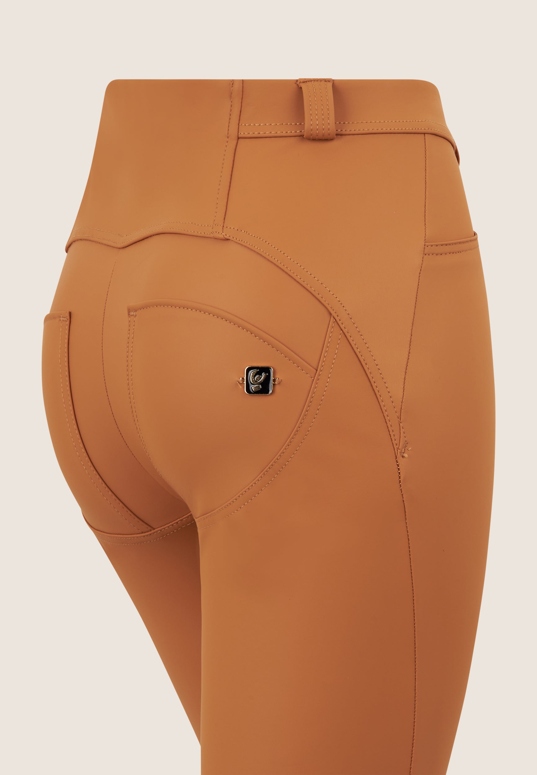Freddy kalhoty WR.UP® kalhoty z umělé kůže v rozšířeném (bootcut) střihu s klasickým pasem ve světle hnědé barvě