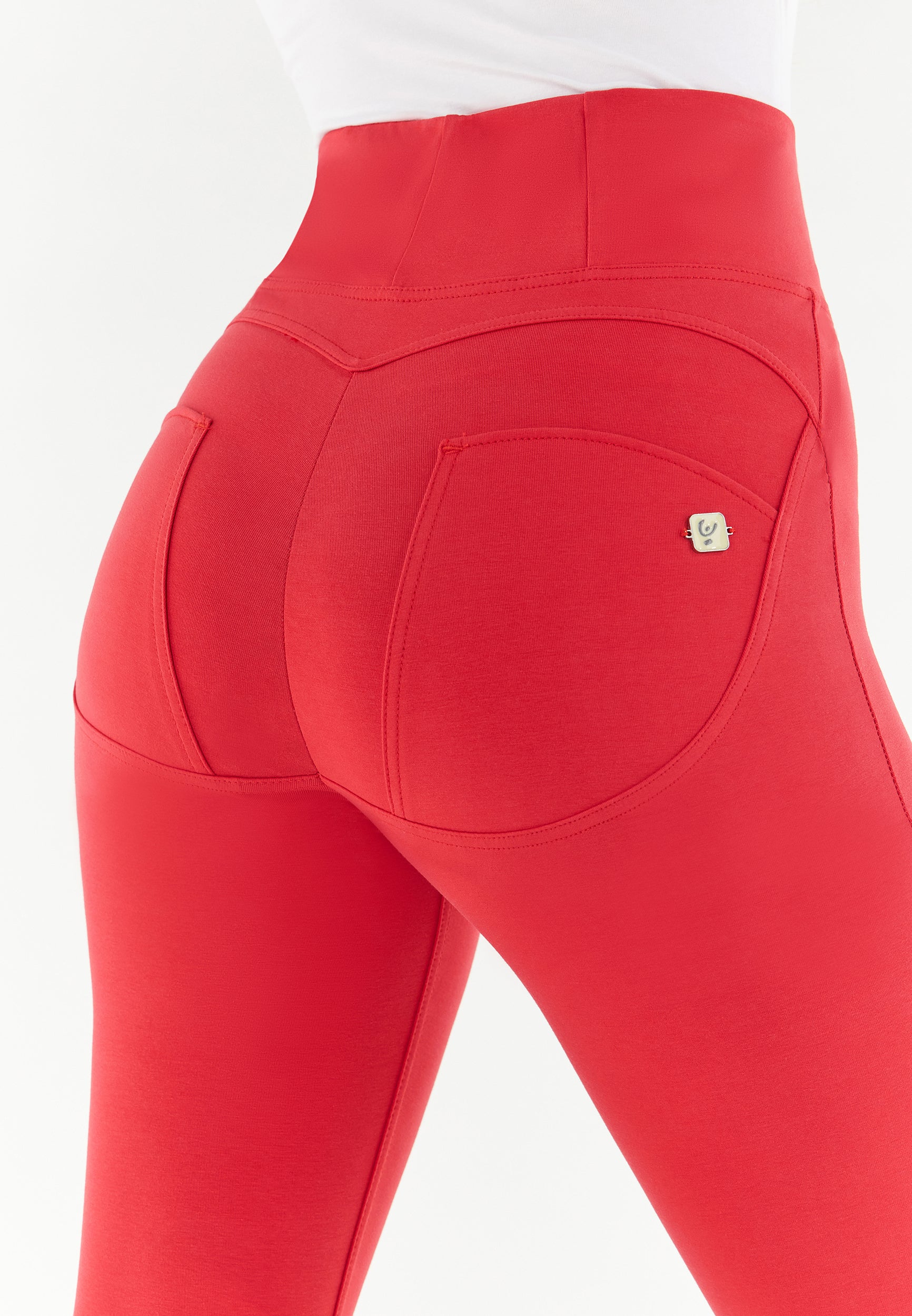 WR.UP® push-up 7/8 kalhoty v červené barvě pro plnější postavu s vysokým pasem a zipem