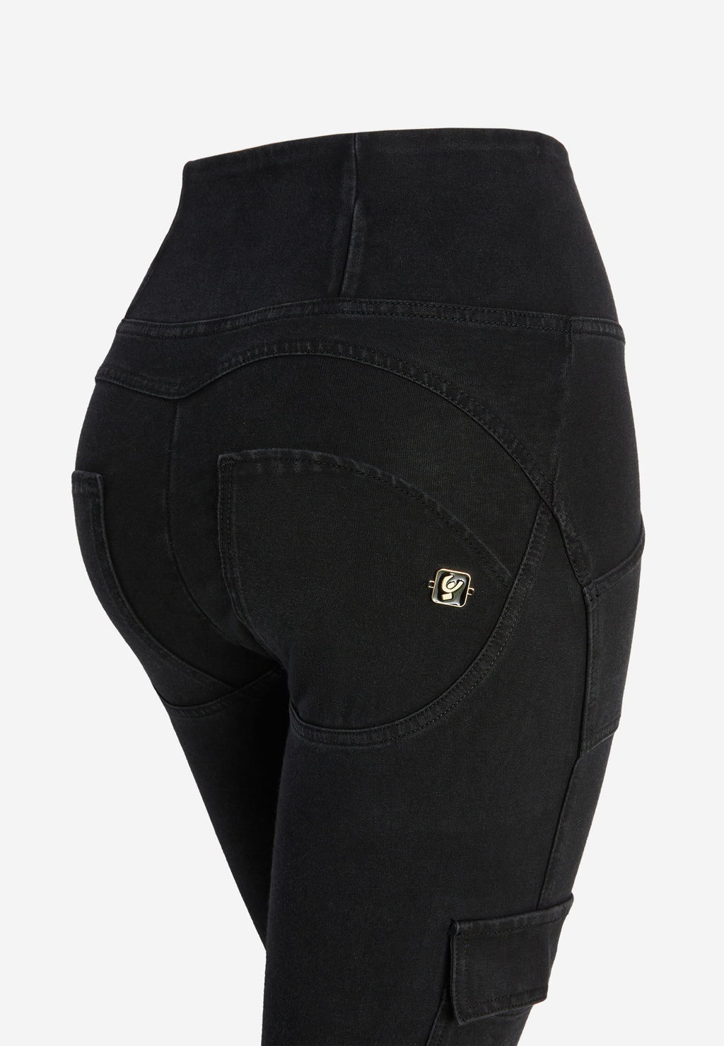 Freddy kalhoty WR.UP® WR.UP® jeggings v cargo stylu s vysokým pasem a délkou nohavic ke kotníkům v džínové černé barvě, černý šev