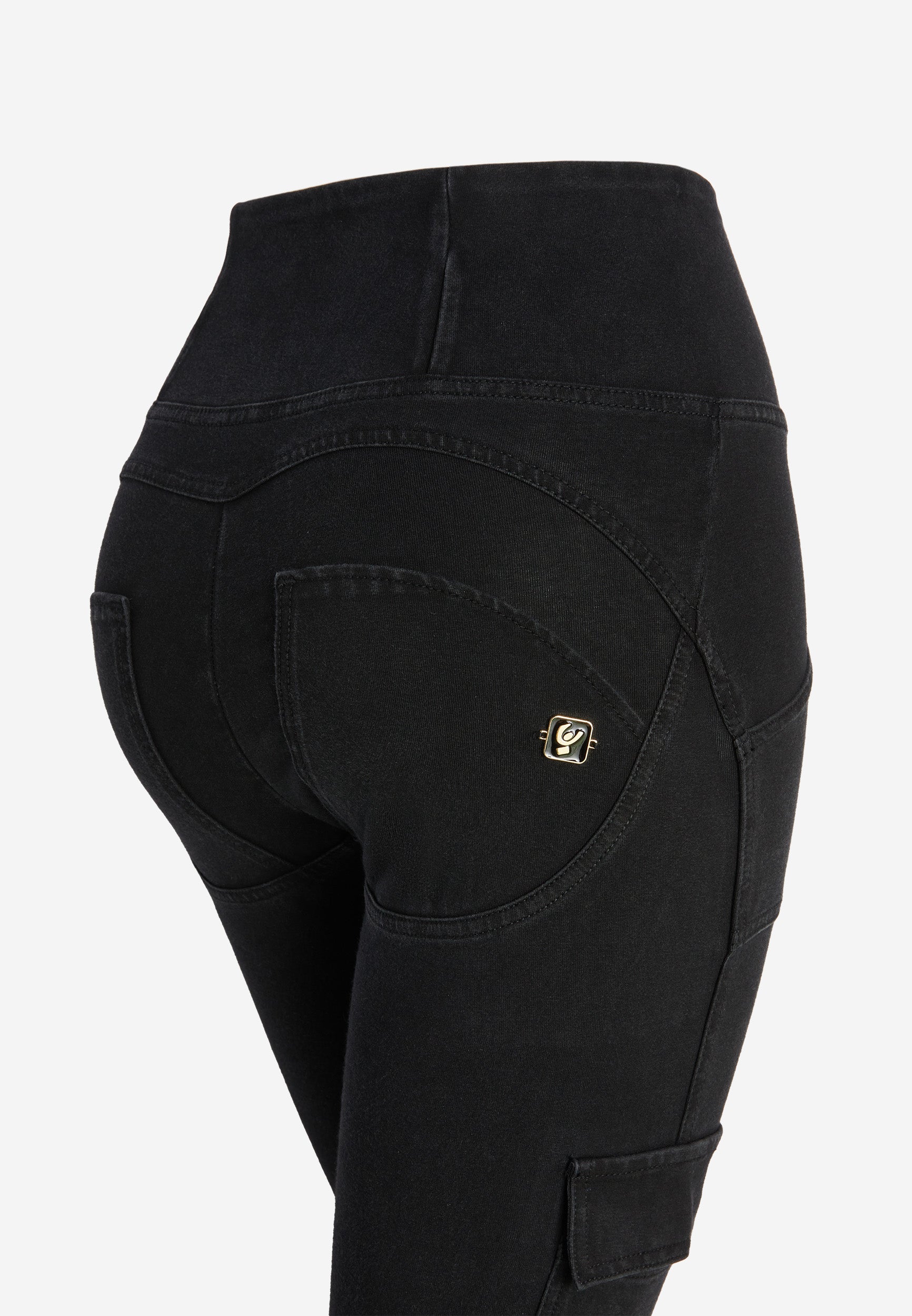 Freddy kalhoty WR.UP® WR.UP® jeggings v cargo stylu s vysokým pasem a délkou nohavic ke kotníkům v džínové černé barvě, černý šev