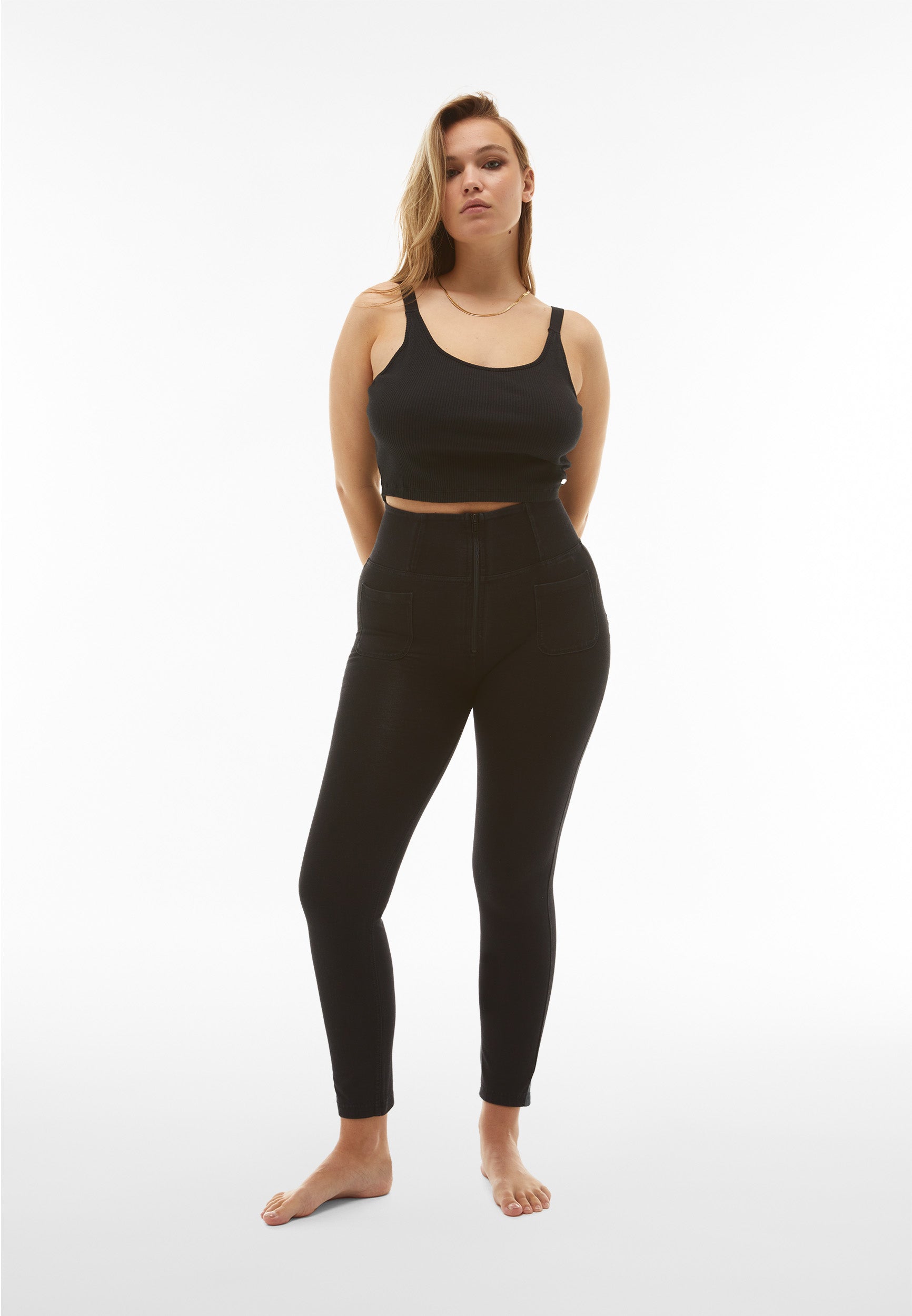 Freddy kalhoty WR.UP® jeggings se super vysokým pasem a našitými kapsami v černé barvě, černý šev